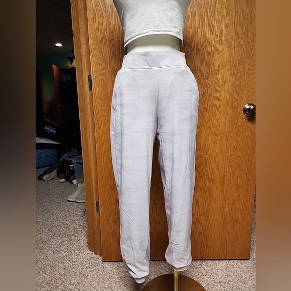 Athleta, NWT, Brooklyn Lined Camo Lux Joggers, Shasta Purple, Size 4 - Picture 5 of 16